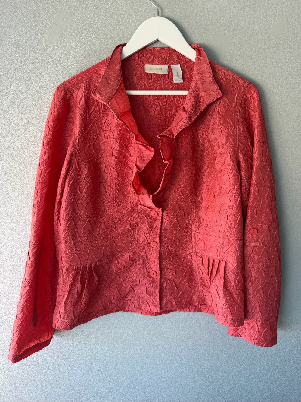 Chico’s coral pink lighweight crinkle texture ruffled button up jacket sz 1 sz M
